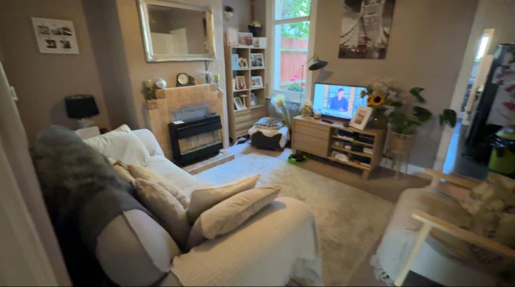 Lot: 89 - THREE-BEDROOM HOUSE FOR INVESTMENT - Dining room